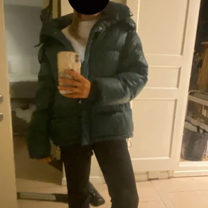 Grön pufferjacka - Grön vinterjacka från bikbok som nu längre inte säljs! Väldigt sparsamt använd i storlek M 💓