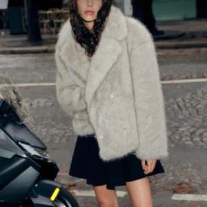 Beige pälsjacka - Jättesnygg pälsjacka från zara❤️‍🔥 den är i jättebra skick, bara använd två gånger. Trodde att den skulle komma till användning mer men tyvärr inte så därför jag säljer💋