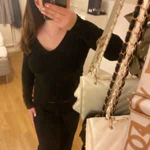 V-ringad tröja - Svart v-ringad tröja i ett lite tjockare material🖤Använd ett fåtal gånger, med inga tecken på användning🖤