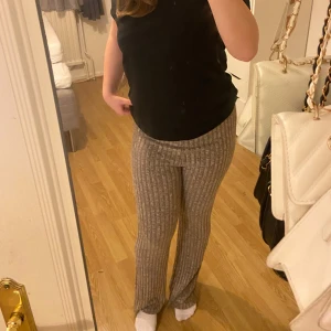 Bruna ribbade leggings  - Bruna ribbade leggings som är utsvängda🤎De är medel waisted & har aldrig används!