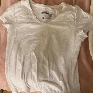 Vit t-shirt - Vit t-shirt med en liten v-ringning🤍Använd fåtal gånger!
