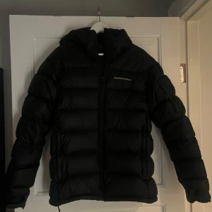 Peak performance frost down jacket  - Säljer en snygg och varm jacka från peakperformance med bra kvalitet. Använd 2 vintrar, skick 9/10. Nypris: 4200kr. 