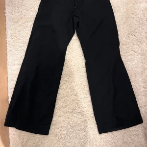 Svarta byxor med vida ben. Pash från London - Underbara, svarta byxor med vida ben. Storlek M/L. Inköpta i London och märket är Pash. Så himla snygga till Buffalos eller andra platåskor. Fickor nere på båda benen. De har varit oerhört omtyckta men är nu redo att dansa vidare🦄🪄🌈💫