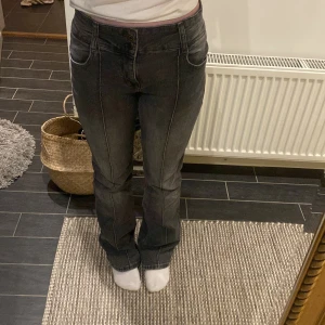 Svarta jeans från Berskha - Snygga svarta jeansbyxor med bootcut stil från Berskha i storlek 38, normal i storleken❤️Mörkgrå/svarta i färgen med urtvättad look.