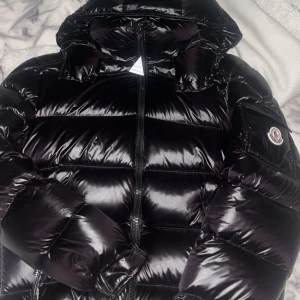 Moncler maya  - Moncler maya storlek 1 fast stor i storleken. Skick 10/10, säljs fast även byten 