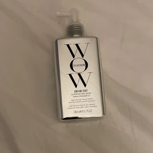 Color Wow Dream Coat Supernatural Spray - Color Wow Dream Coat Supernatural Spray i en silverfärgad flaska på 200 ml. Produkten är endast testad. Nypris 400