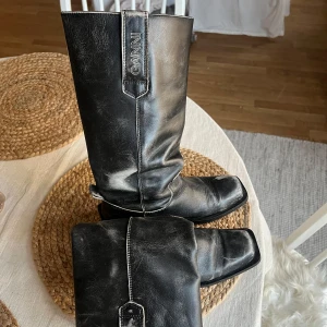 Skinnstövlar från Ganni - Säljer mina snygga boots från Ganni. Det ”slitna” ni ser är hur skorna faktiskt ska se ut. Det är hur själva modellen ska vara, och inte att de faktiskt är slitna! De är i äkta läder & i storlek 37. Pris kan diskuteras!