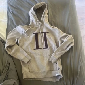 Beige hoodie från les deux - Otroligt fet beige hoodie från les deux som passar perfekt till vintern då den är skön och gosig, i använt skick.