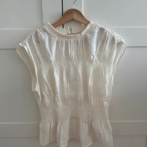 Vit blus från H&M - Säljer en söt vit blus.🧡