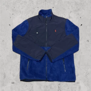 Blå Ralph Lauren fleece / jacka - Blå fleecejacka från Ralph Lauren. Skick: 9,5/10,  använd 2 gånger. Storlek: L. Nypris: 3500kr. Kontakta oss för fler bilder eller info!🙌