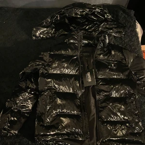 Trapstar Svart Jacka  - Dragkedja luva, väldigt varm.  Skickar inom 1-2 dar, fråga om mer bilder och pris gärna 🫡           Har ett litet sytt märke på baksidan vid uppe höger hörnet men det syns knappt 
