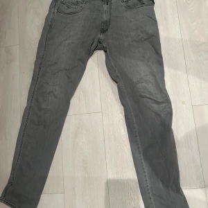 Replay anbass jeans - Säljes då de inte används. Storleken är w36 l34 men sitter som w34 i midjan. Bvsa