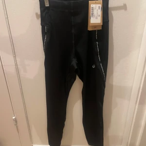 Svarta leggings från Cavalleria Toscana - Snygga svarta leggings från Cavalleria Toscana med hög midja och diskreta logodetaljer längs benen. Perfekta för en stilren och bekväm look.