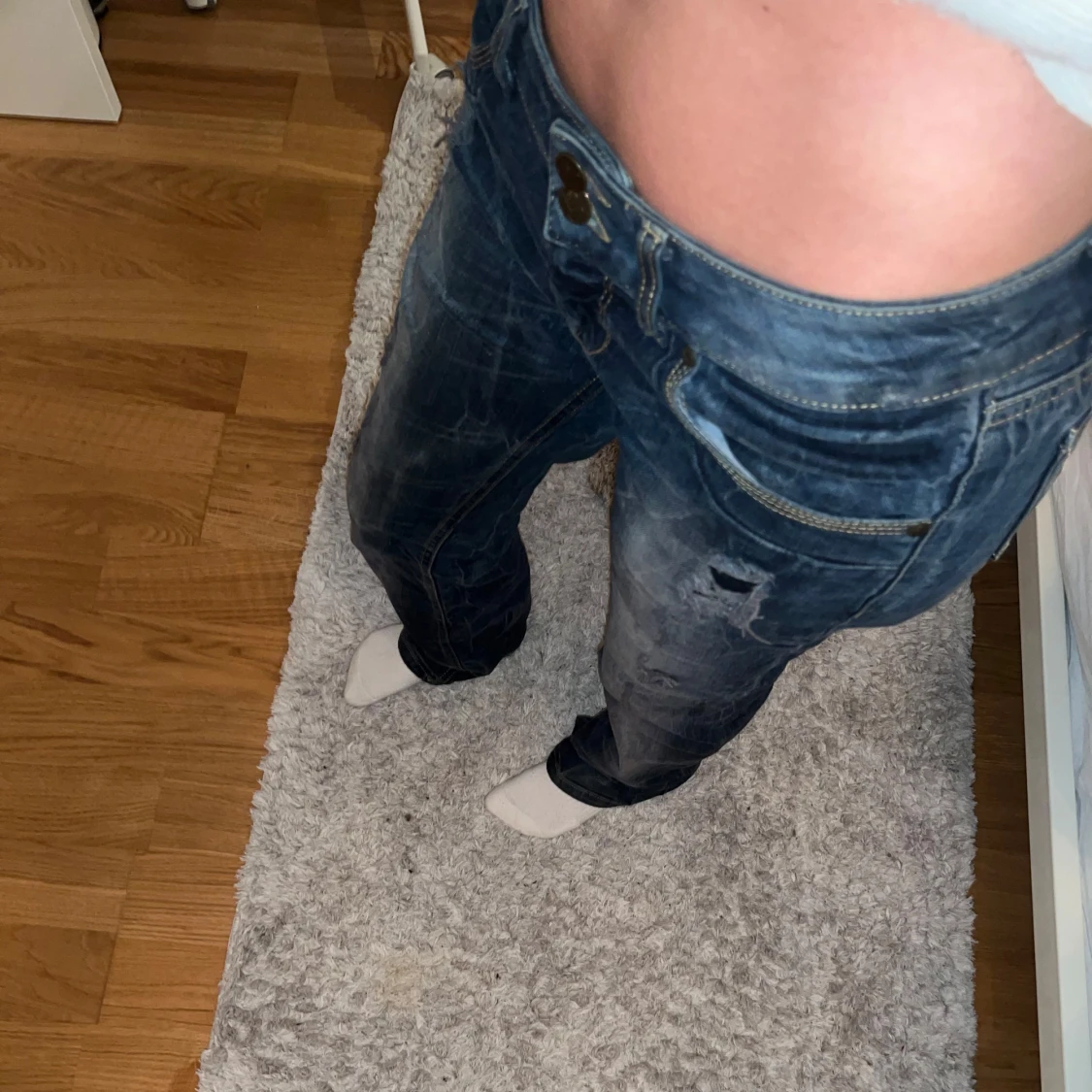 Blå jeans med slitningar - 90