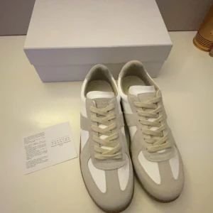 Maison Margiela Gats - Helt oanvända Maison Margiela Gats. De är vita och har inga defekter. Pristet kan diskuteras vid snabb affär. För mer bilder skriv dm :)