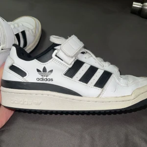 vita o svarta Adidas originals forum low (strl 40 2/3) - Snygga vita o svarta Adidas originals forum low. väldigt sköna skor men väldigt använda. litet slitage där inne men inget som känns när man har på sig skorna. ordinarie pris 1345kr.