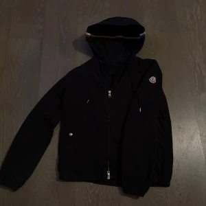 Moncler Windbreaker - I riktigt fint skick✅ Nfc✅ passar fint till olika klädesplagg! Riktigt stillig jacka!