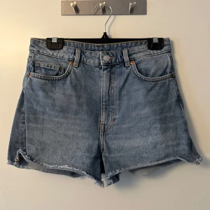 Blå jeansshorts - Blåa jeanshorts från monki. Inte använda så mycket då dem varit lite för små. 