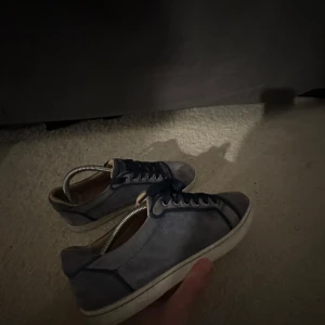Christian Louboutin skor 💯💯 - Feta Christian Louboutin skor i storlek 39 men stora i storleken så skulle säga att de passar 40 och uppåt bättre, tveka inte med att höra av er vid frågor och byten tas emot 💯💯