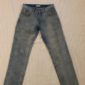 Ljusblå jeans från Woodbird - Snygga ljusblå jeans från Woodbird med klassisk femficksdesign och knappgylf. Perfekta för en avslappnad stil.