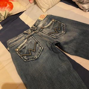 Jeans - Le Temps Des Cerises - Säljer dessa jättesnygga vintage Jeans från Le Temps Des Cerises!😇 Har aldrig använt dem och är i perfekt skick! De är lågmidjade och bootcut och har superfina detaljer på fickorna. Tveka inte på att höra av dig vid frågor!!💖💖 Midjemått rakt över: 36cm Innerbenslängd: 74cm Ytterbenslängd: 92cm