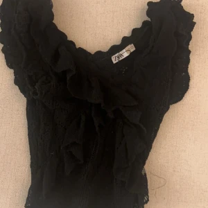 Zara topp - Säljer denna populära Zara topp/blus. Passar XS och S! Jättefint skick. Bara att höra av sig för bild på