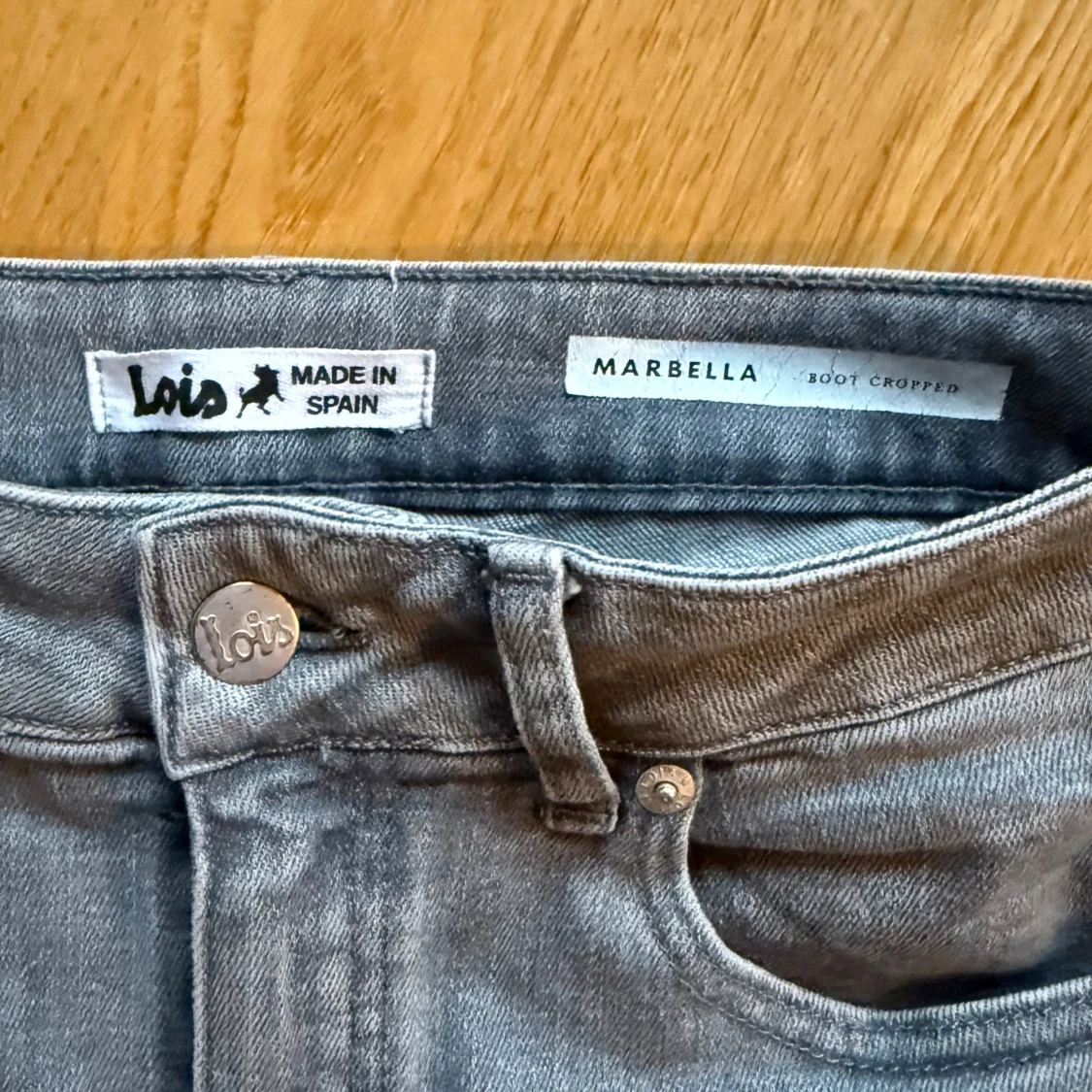 Cropped jeans från Lois.  - 90