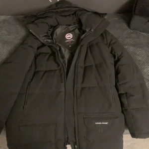  Canada Goose jacka  - Hej säljer min canada goose som jag köpt för ett tag sen men använder inte den då den inte sitter riktigt som jag tänkt mig, använt 1 gång, storlek S   Den är unisex 