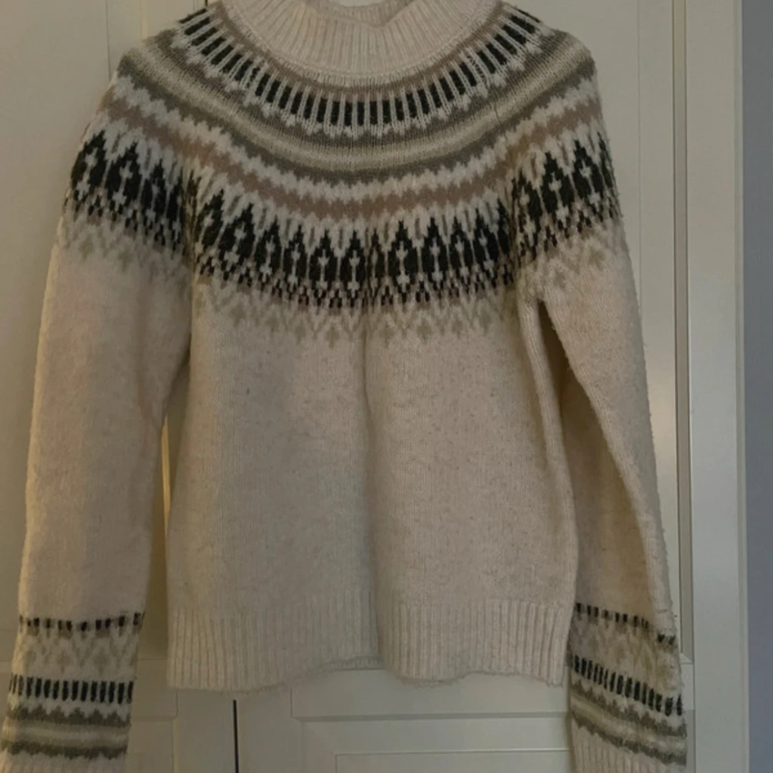 Beige stickad tröja med mönster