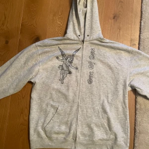 One Of one ziphoodie - One of one hoodie i storlek XL. Någon enstaka palett har försvunnit och snörena följs ej med. Populär tröja som inte säljs för tillfället, nypris låg på ca 1200. Bra skick inga andra skador, för mer frågor eller funderingar kom pm!