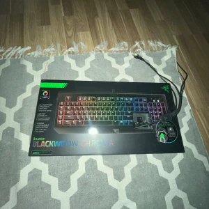 Razer blackwindow chroma keyboard gaming  - Razer blackwindow chroma . Original pris 1799kr, Pris kan diskuteras vid snabb affär. Detta tangentbord är fint och oanvänt. Det funkar perfekt för dig som gillar att spela dataspel. Rgb led light.