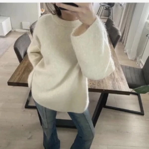 Mohair tröja  - Mysig vit stickad tröja med långärmad design. Mohair tröja från hm! Helt ny aldrig använd