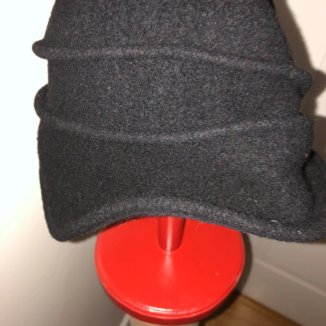 Svart ullhatt med dekorativ kant - 90