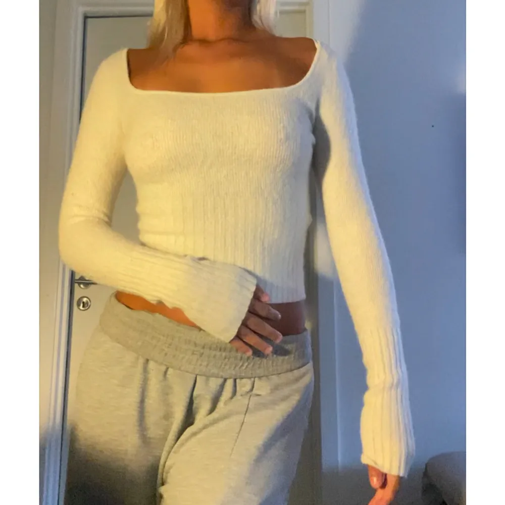 Snygg vit stickad topp från other stories. Figurnära och passar en storlek xs/s. Toppen har använts men är fortfarande i ett fint skick 😊💕. Neuletakit & Villapaidat.