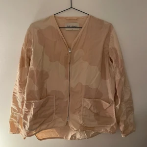 Our Legacy Camo overshirt - Riktigt fet camo mönstrad tunn overshirt från Our Legacy. Condition 8/10 en liten fläck på sidan. Annars bara använd men inga skador! Storlek M