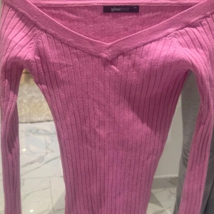 Rosa ribbad tröja från Gina Tricot - Säljer en söt rosa ribbad tröja från Gina Tricot. Tröjan har en v-ringad hals och långa ärmar, perfekt för en stilren look. Passar bra till både jeans och kjol. 💖