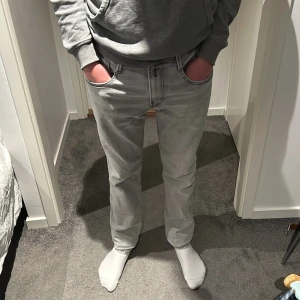 Replay jeans - Tja säljer ett par Replay jeans. De är anbass och är i storlek 32/34. Priset kan diskuteras.