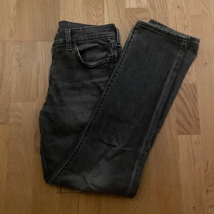 Svarta Levis jeans - Svarta/gråa Levis jeans. De är knappt använda. Modellen är 511 och i storlek 30/32. Passar dig som är runt 180. Köpta för 1200 förra året. Säljer nu för endast 200!!!! Kan sänka lite vid snabb affär 