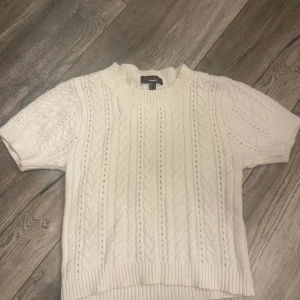 Stickad topp - Söt kortare stickad topp står S i den men sitter som en Xs!