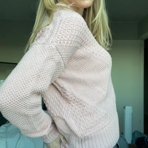 Rosa stickad tröja - Säljer en söt rosa stickad tröja. Så mysig!🥰