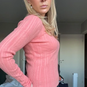 Rosa ribbad tröja🎀🧸 - Säljer en klassisk ribbad tröja i så fin rosa färg!!🎀🧸 
