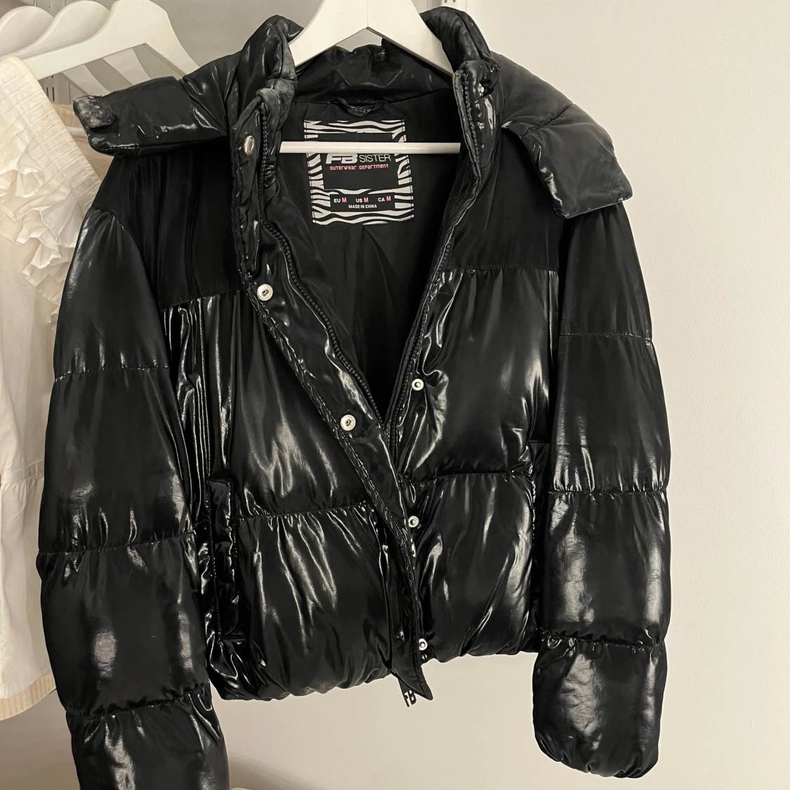 Svart glansig pufferjacka med huva - 91