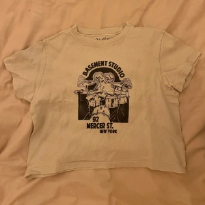 Brandy Melville T-shirt - Cropped modell som passar storlek xs-s