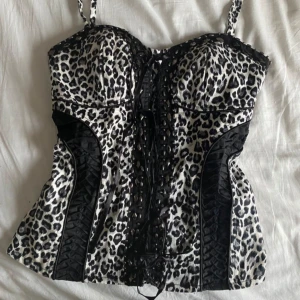 Leopardmönstrad korsett från Luxe Collection - Snygg leopardmönstrad korsett från Luxe Collection med snörning framtill och justerbara axelband. 🐆Säljer då den inte kommer till användning och fel storlek 
