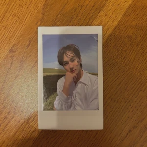 Fotokort enhypen jungwon  - Fotokort på enhypen jungwon från deras album. Säljer billigt eftersom att den är lite damaged. 