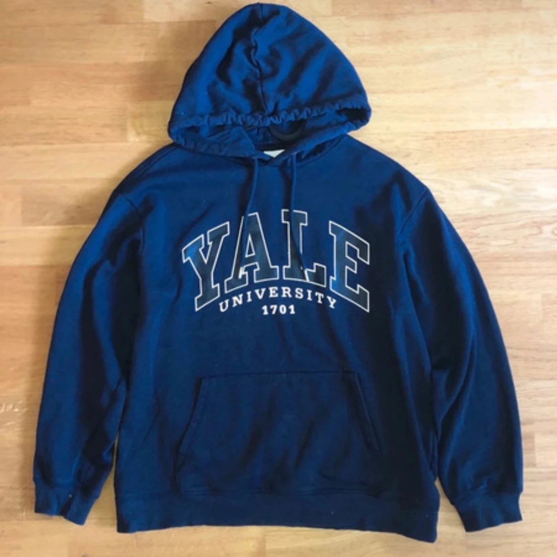 Mörkblå hoodie Yale-tryck