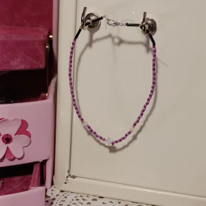 Lila och rosa pärlhalsband - Handgjort pärlhalsband/choker. 💮 Halsbandets längd är ca 26 cm