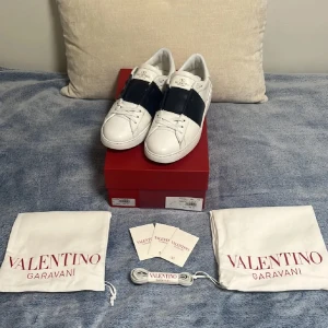 Valentinos opens marin blå 🔥 -  Tja säljer ett par marinblå Valentinos opens💙du Får med allt og Storlek 41 passar 40. Priset är hugget i sten 🪨 Har inte kvitto 🧾 