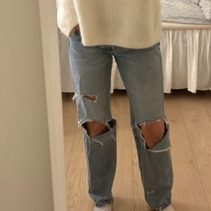 Jeans med hål från Zara - Snygga jeans med hål från Zara i storlek 38! Passar till vardags, med en topp eller stickad tröja tex🌸            Jag är 170cm lång✨