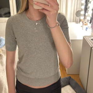 Grå kortärmad tröja - Så snygg finstickad grå tröja 💕lite nopprig men inget märkvärdigt 